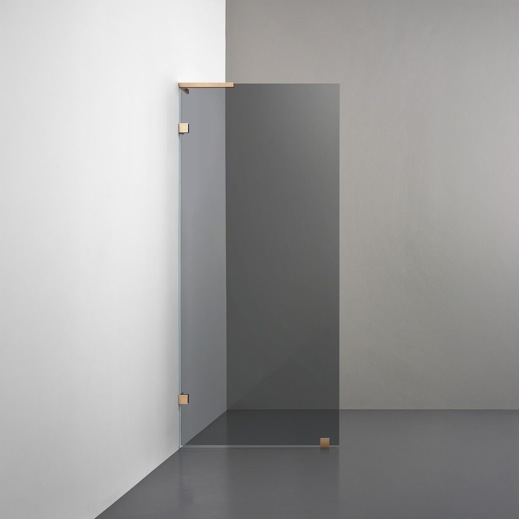 ROOH R4 Badkarsvägg, Rökfärgat glas, Brass, Vänster 
