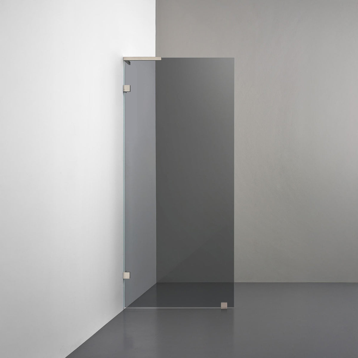 ROOH R4 Badkarsvägg, Rökfärgat glas, Brushed Nickel, Stödbeslag vänster måttbeställd 