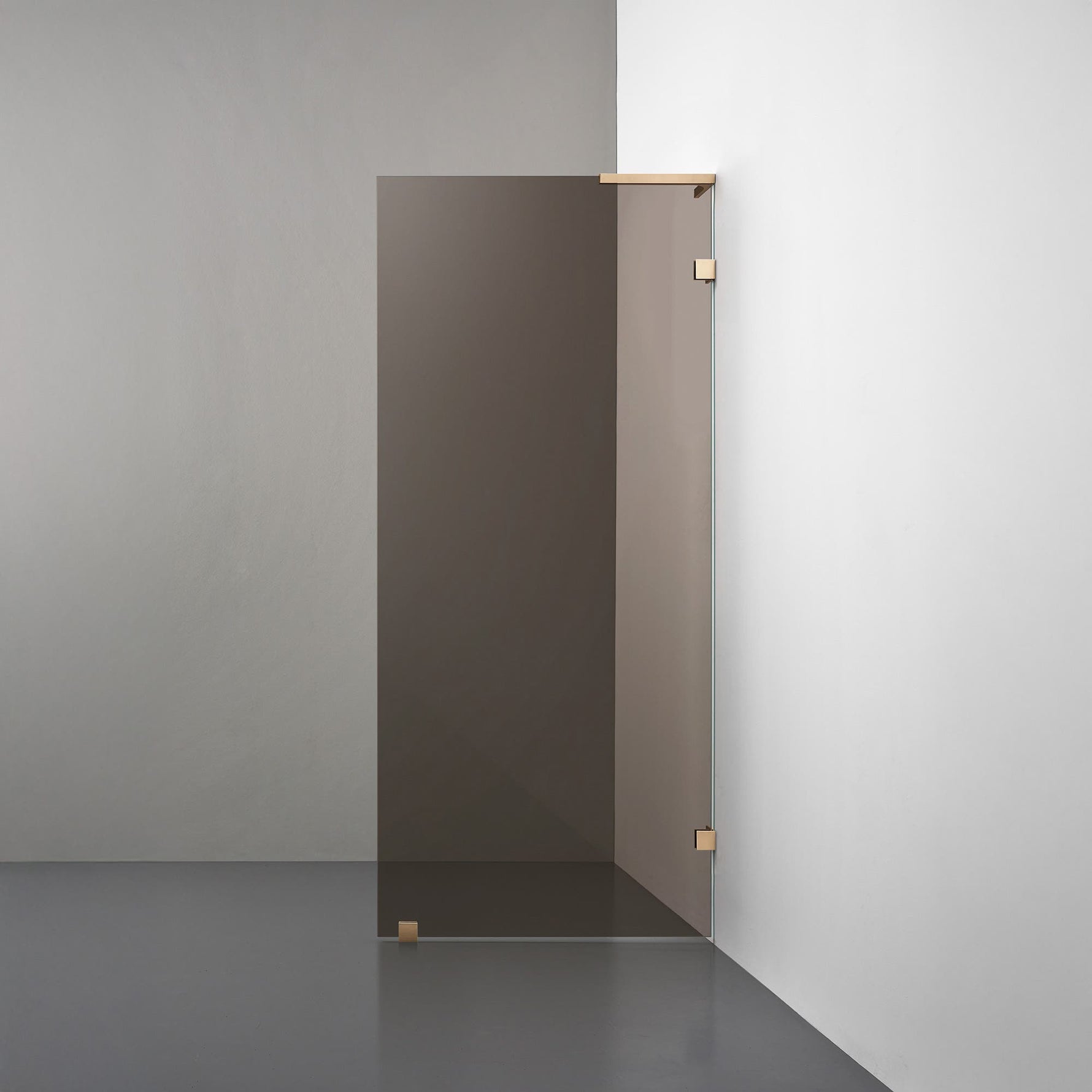 ROOH R4 Badkarsvägg, Brunfärgat glas, Brass, Stödbeslag höger måttbeställd 