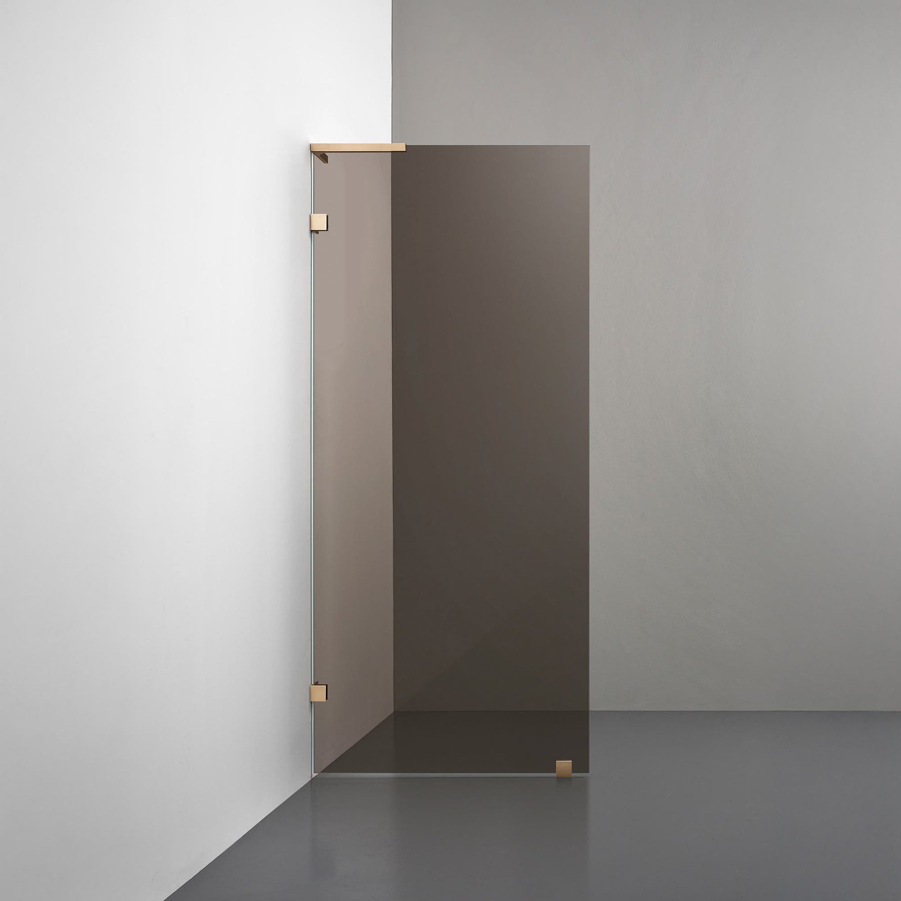 ROOH R4 Badkarsvägg, Brunfärgat glas, Brass, Stödbeslag vänster måttbeställd 