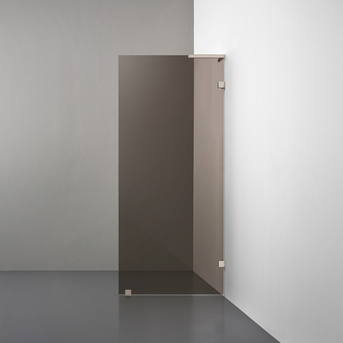 ROOH R4 Badkarsvägg, Brunfärgat glas, Brushed Nickel, Stödbeslag höger måttbeställd 
