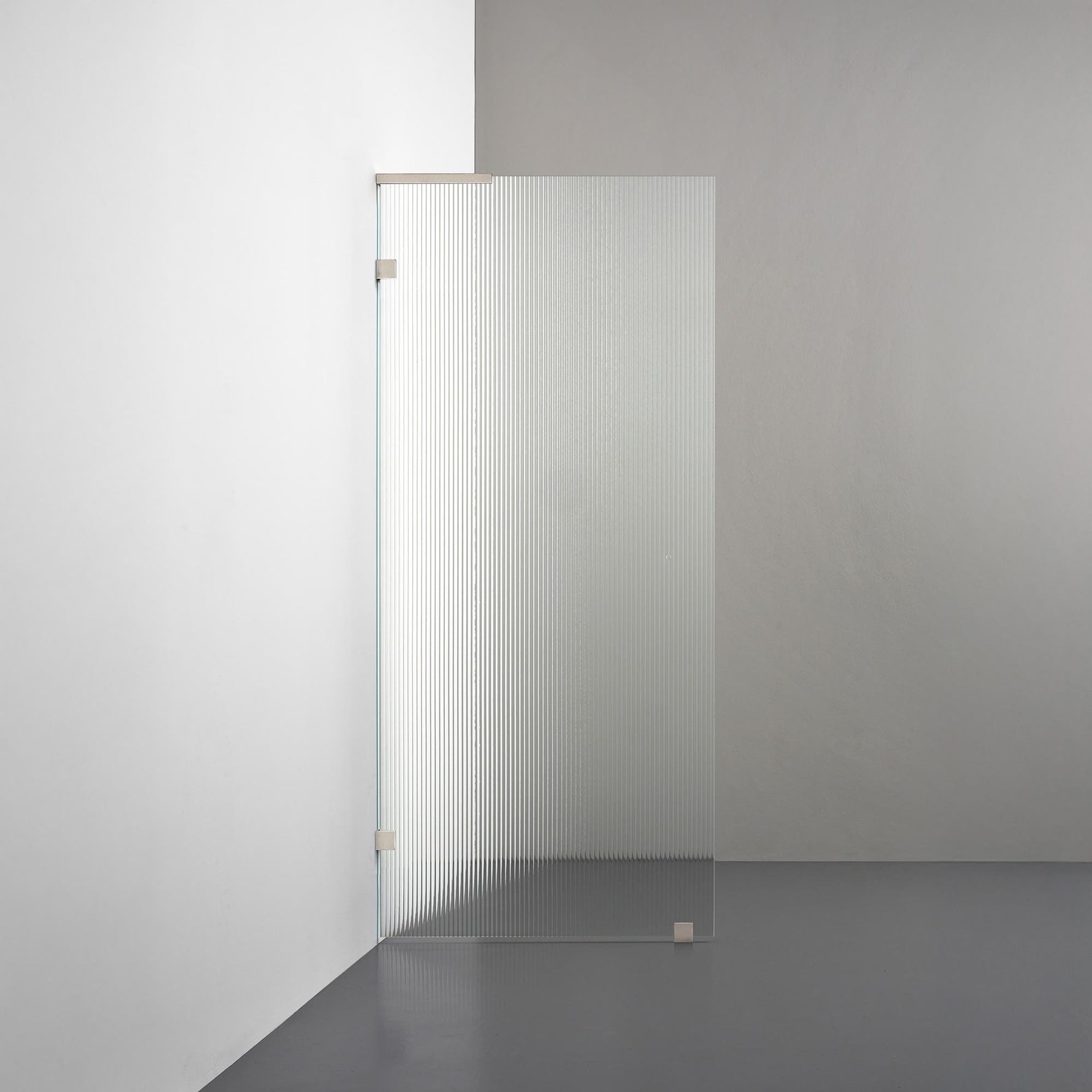 ROOH R4 Badkarsvägg, Räfflat glas, Brushed Nickel, Stödbeslag vänster måttbeställd 