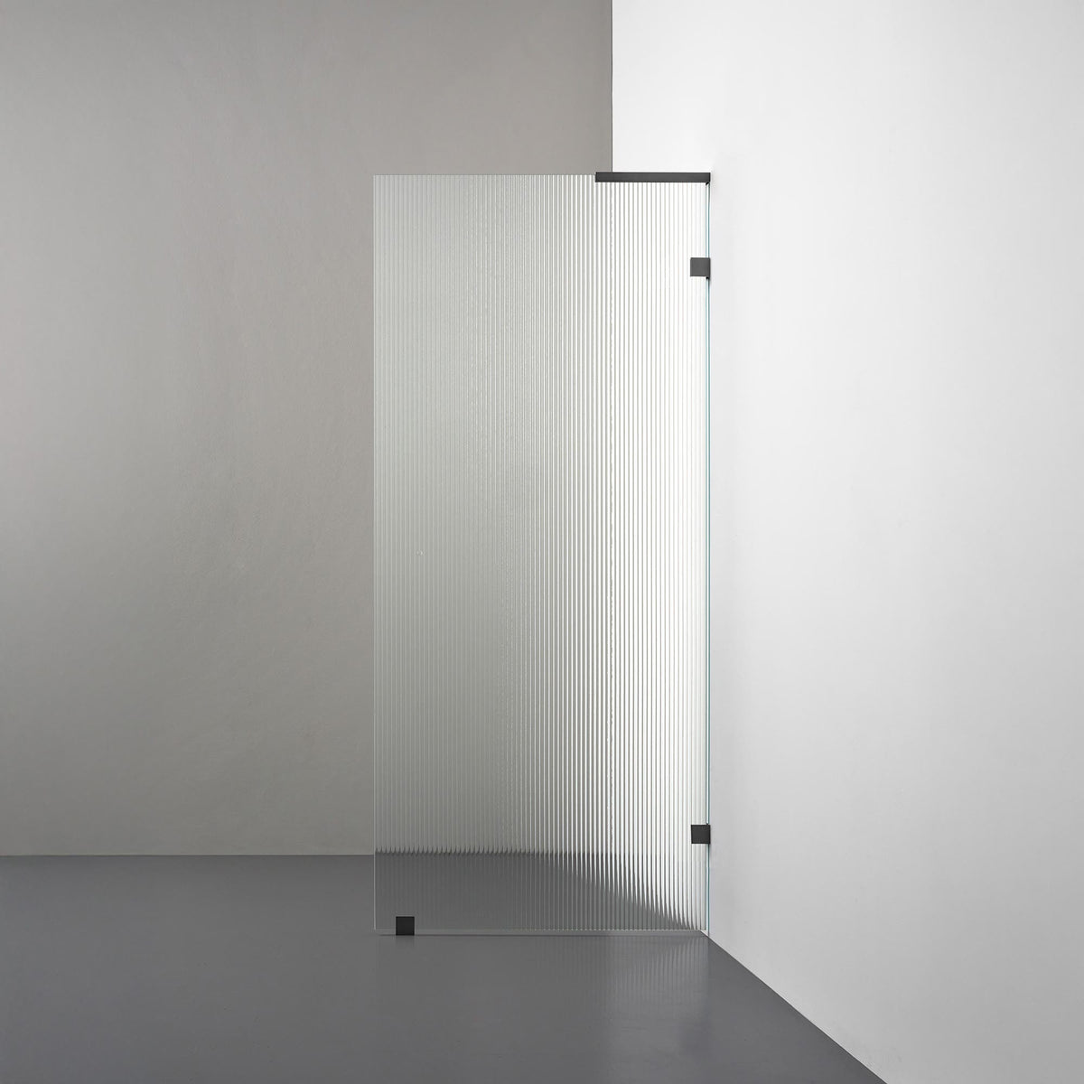 ROOH R4 Badkarsvägg, Räfflat glas, Matte black, Stödbeslag höger måttbeställd 