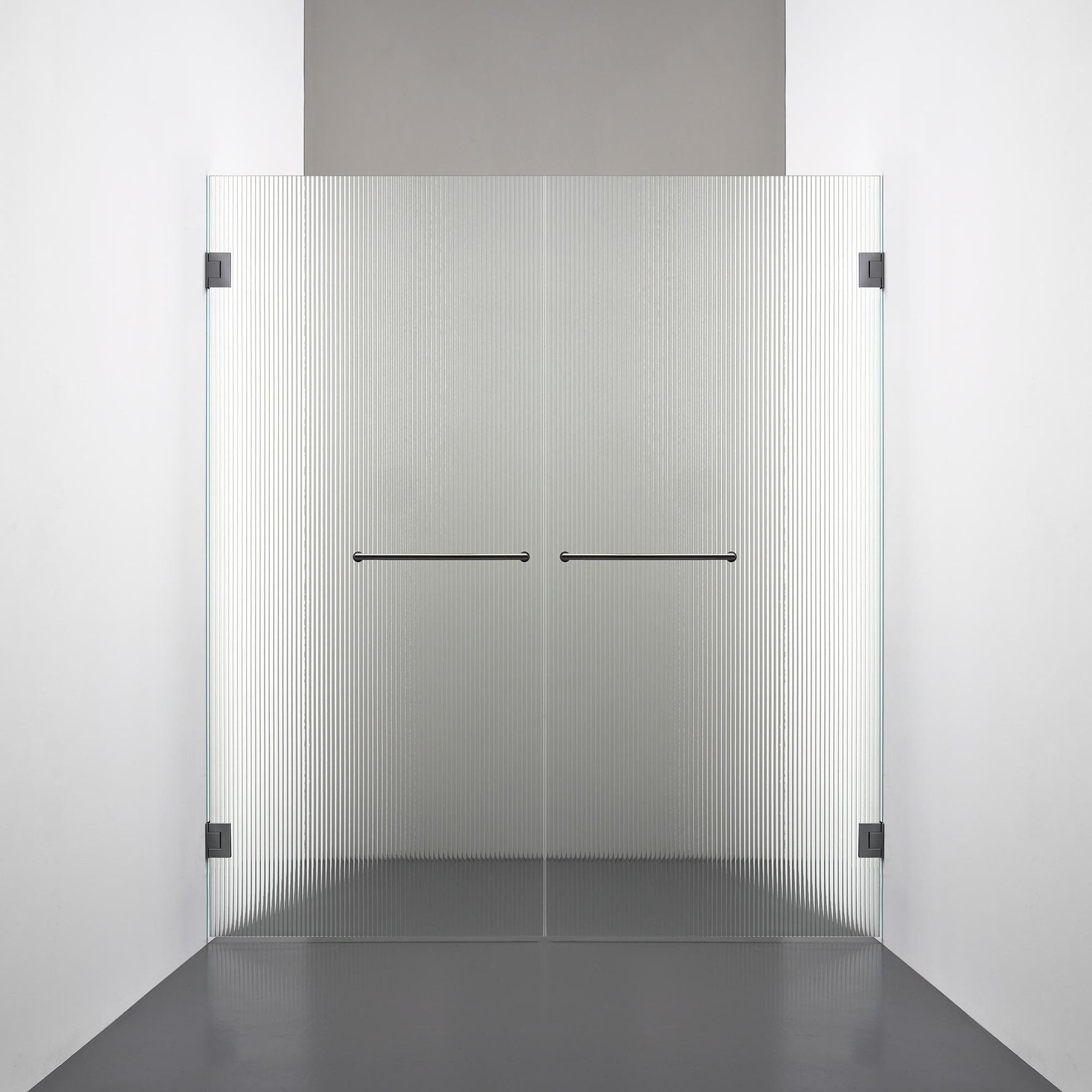 ROOH R4 Duschnisch Dörr+Dörr måttbeställd, Räfflat glas, Black chrome, handtag Towelbar 