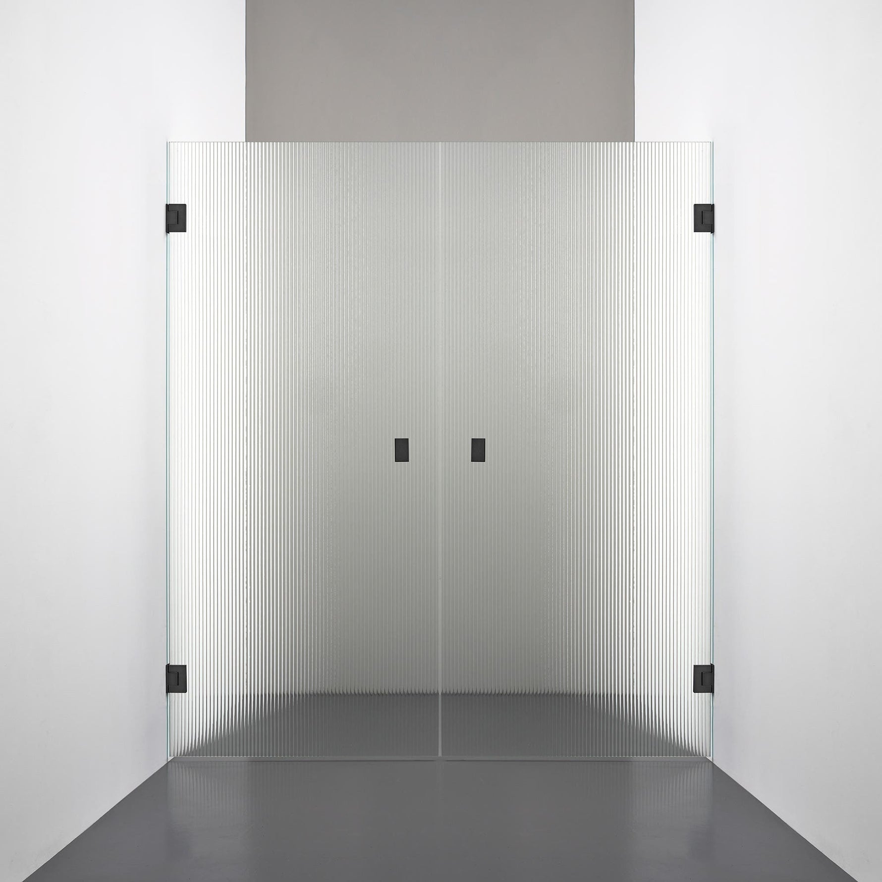 ROOH R4 Duschnisch Dörr+Dörr måttbeställd, Räfflat glas, Matte black, handtag Knob 