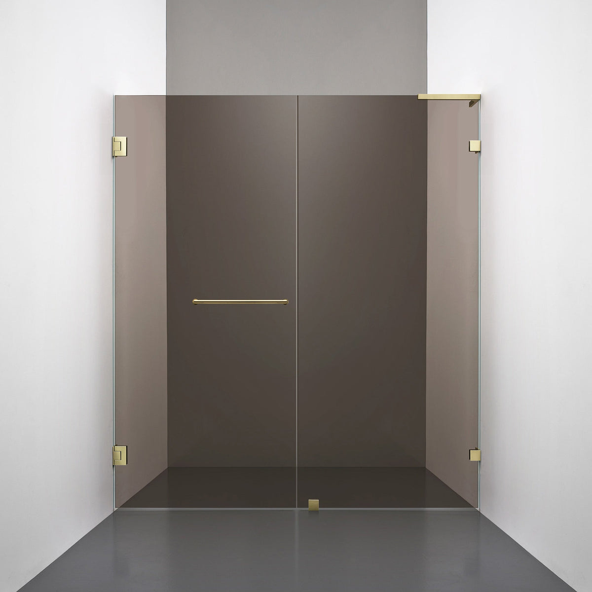 roohimg:https://rooh.se/storage/E4768E21033240DC803E3E77493699D2E9AE6C63362ACAD03A05180512EB9A4D/ffb49679e83e43e7a10d1659c5058218/jpg/media/c1afb956488a4924af6c99520deb44ad/141314133100%20R4%20Duschnisch%20Rak%20Dorr_Vagg%20Bruntonat%20Honey%20gold%20Towelbar%20Right%20DXXxWXX.jpg?io=yes&auto=webp&width=2048&quality=75