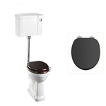 Toalettstol Burlington lågspolande normalhög med soft close-sits bred cistern 52 cm och spolknapp i krom, sits matt svart