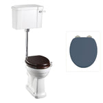Toalettstol Burlington lågspolande normalhög med soft close-sits smal cistern 44 cm och spolvred i krom, sits blå