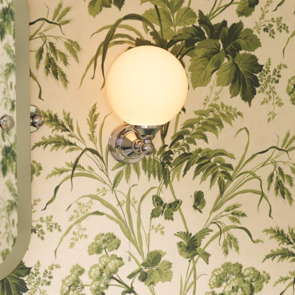 Vägglampa Burlington Edwardian med rund glaskupa Krom i badrum