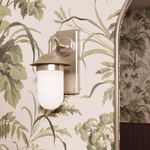 Vägglampa Burlington Guild med frostat glas Borstad nickel i badrum