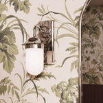 Vägglampa Burlington Guild med frostat glas Krom i badrum