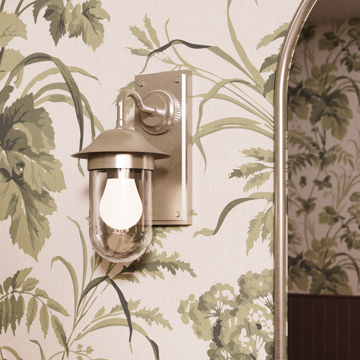 Vägglampa Burlington Guild med klart glas Borstad nickel i badrum