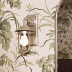 Vägglampa Burlington Guild med klart glas Borstad nickel i badrum