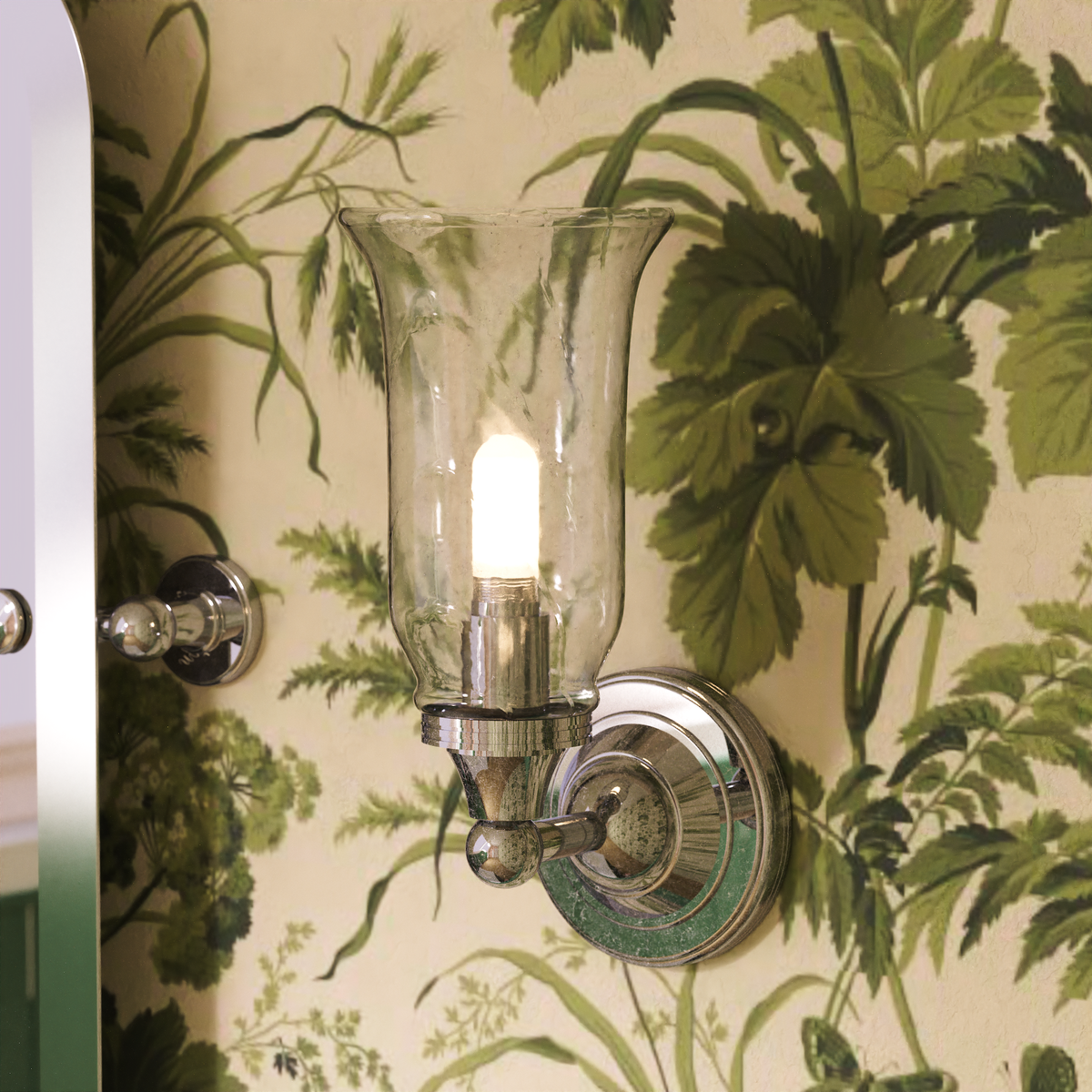 Vägglampa Burlington med klar vasformad glaskupa och rund bas Krom i badrum