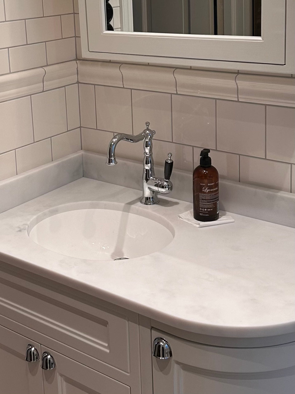 Tvättställsblandare Duschbyggarna Oxford med hög svängbar pip Brushed Gold