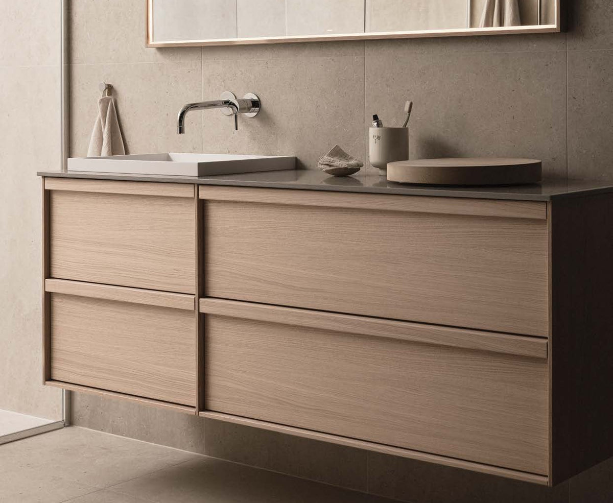 Haven H2 140 kommod i White Wood med bänkskiva och spegel i ett ljust badrum