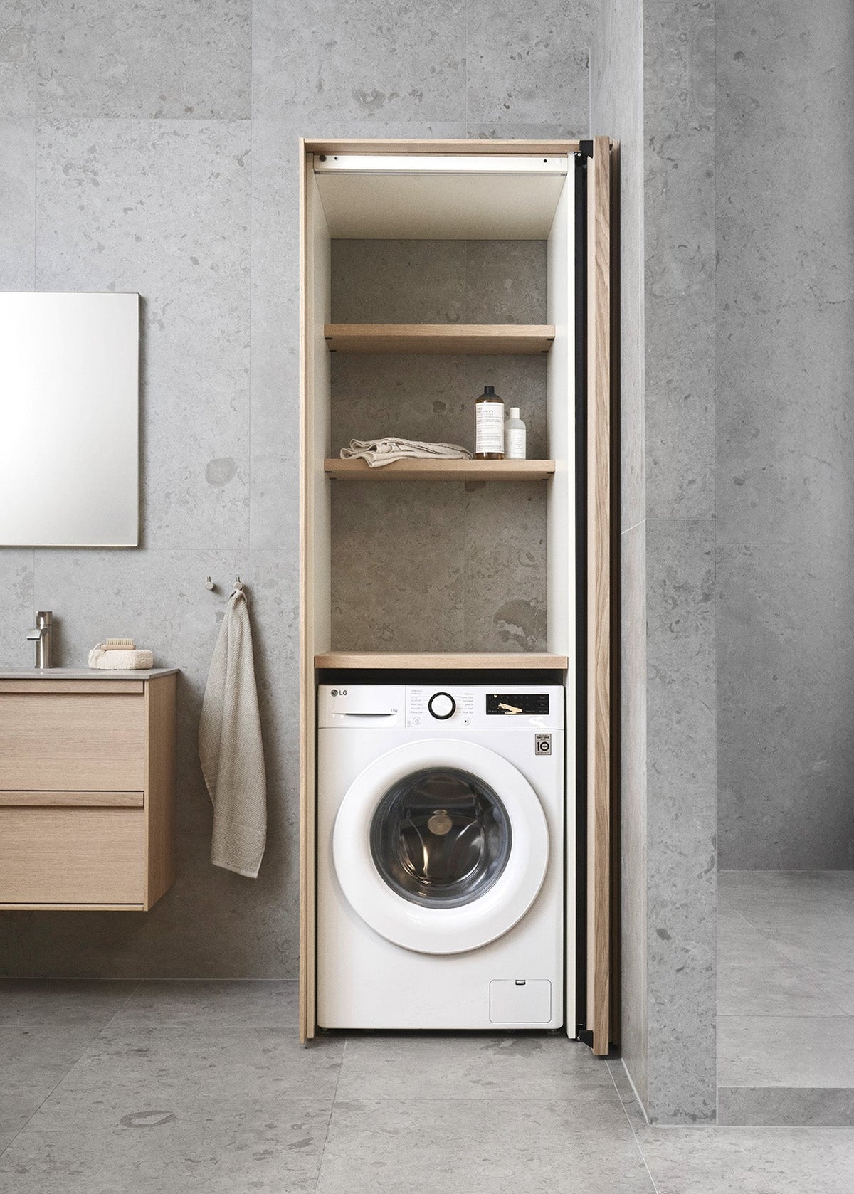 Haven H2 C74 Pocket Tvättstugeskåp i Oak Wood med öppen dörr och tvättmaskin