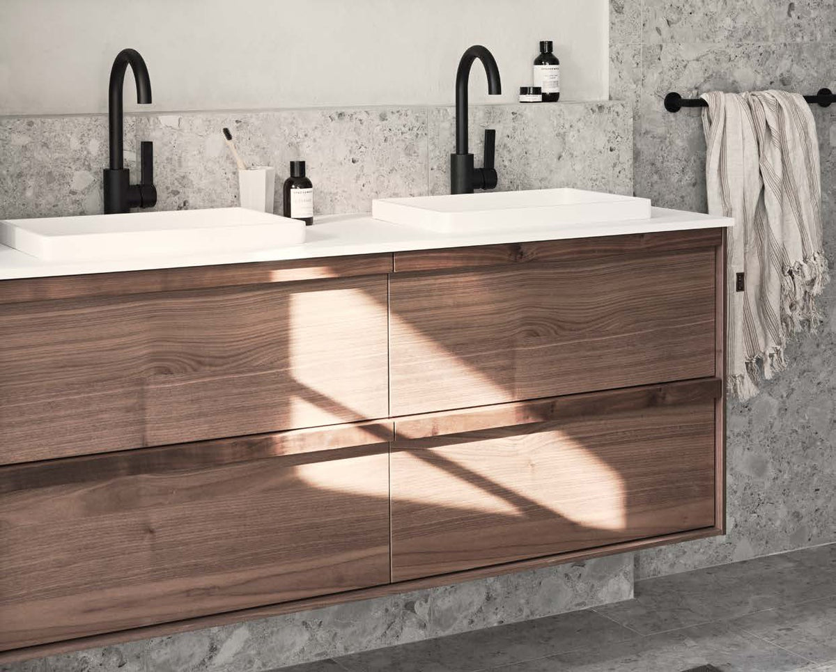 Haven H2 kommod i Walnut Wood med dubbla tvättställ där solljuset lyfter fram ådringen