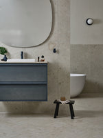Haven H2 x Toniton kommod i Deep Blue i badrum