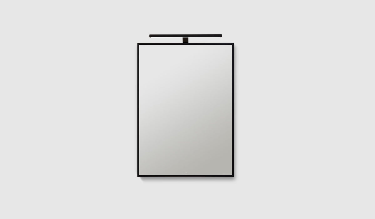 Haven M4 LED-lampa 370 mm i mattsvart på M4 spegel 500x700 mm