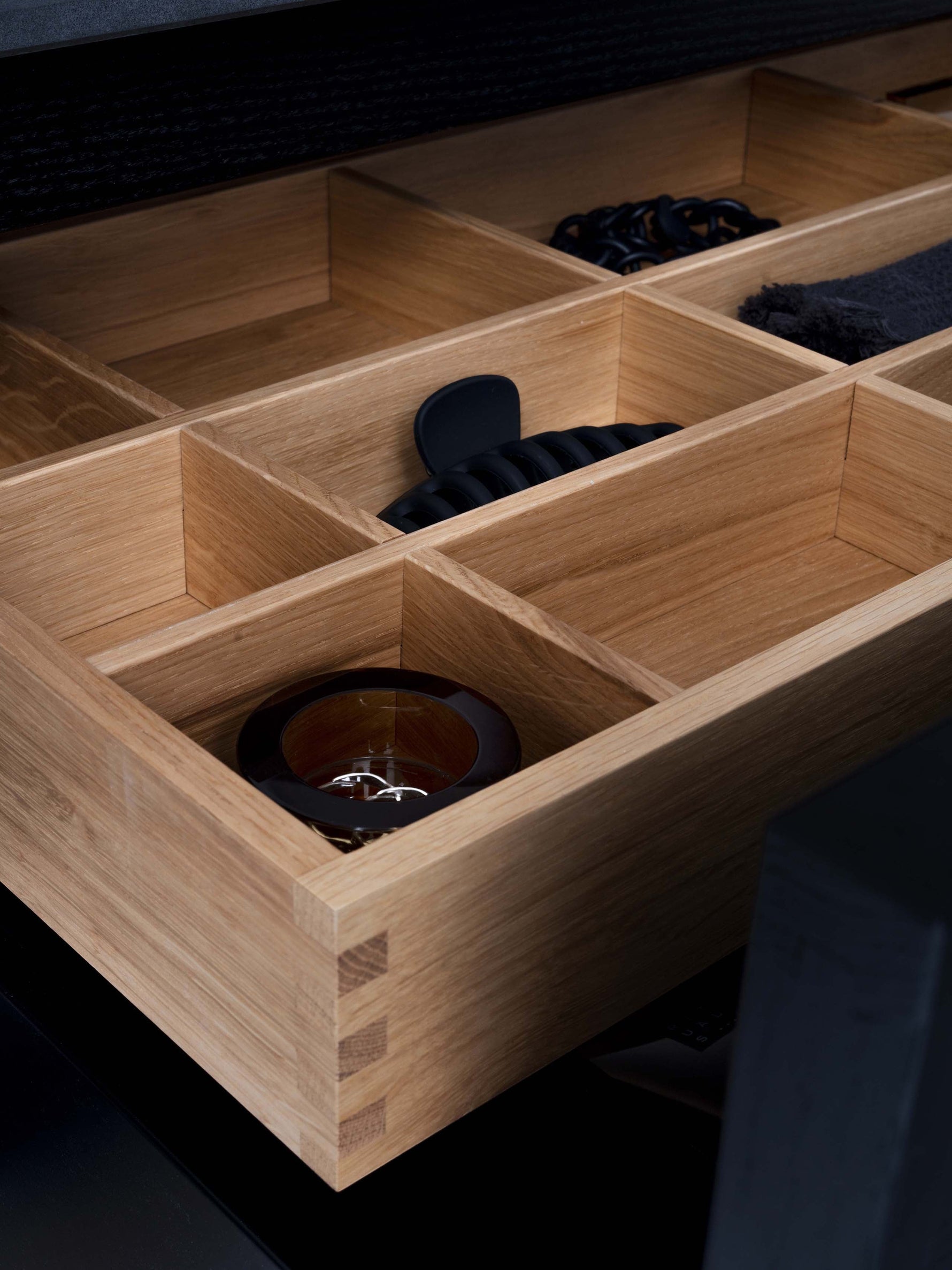 INR Air Wood 100 A Black Oak, detaljbild träyta