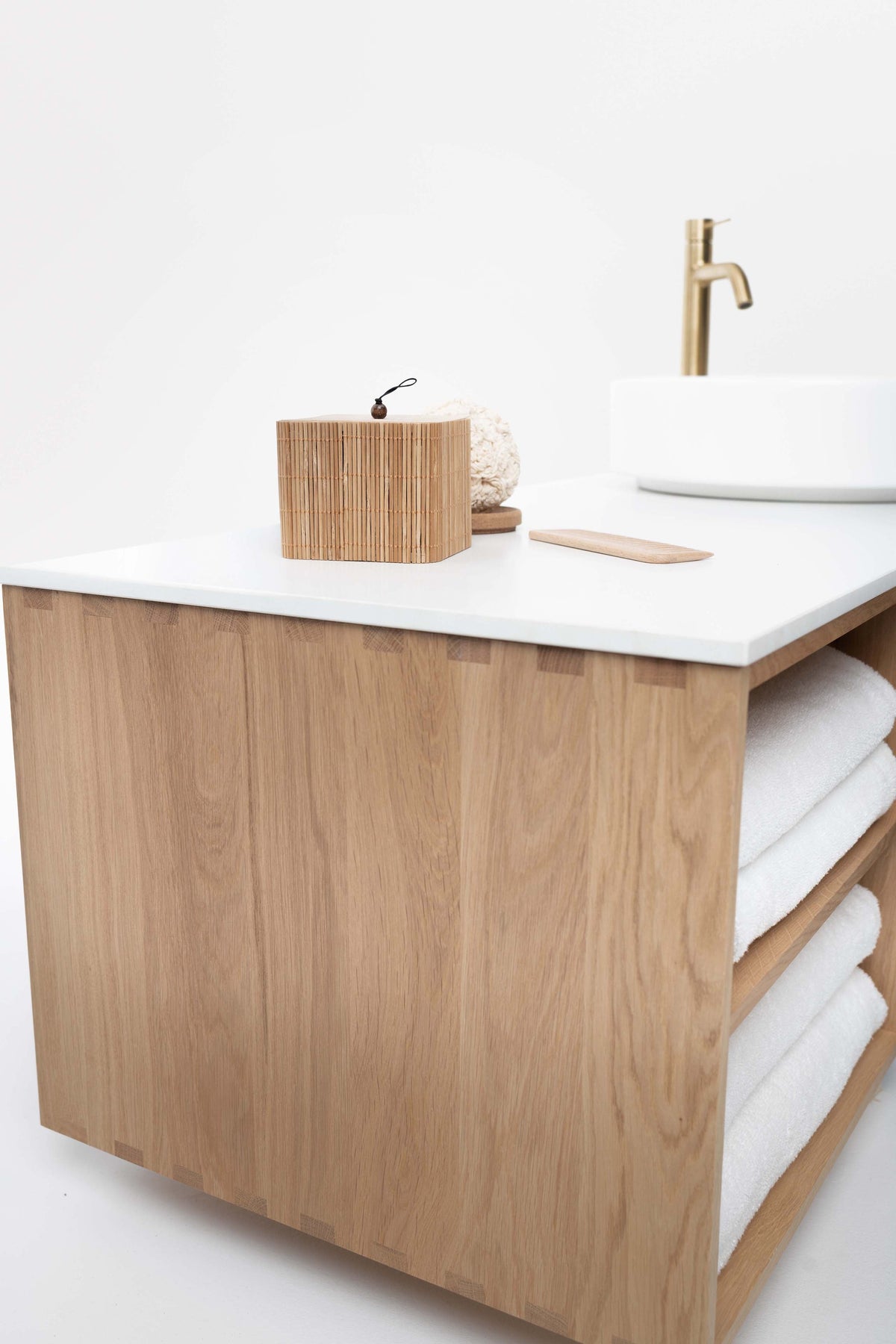 INR Air Wood 120 A Natural Oak, närbild snickeri och öppen förvaring