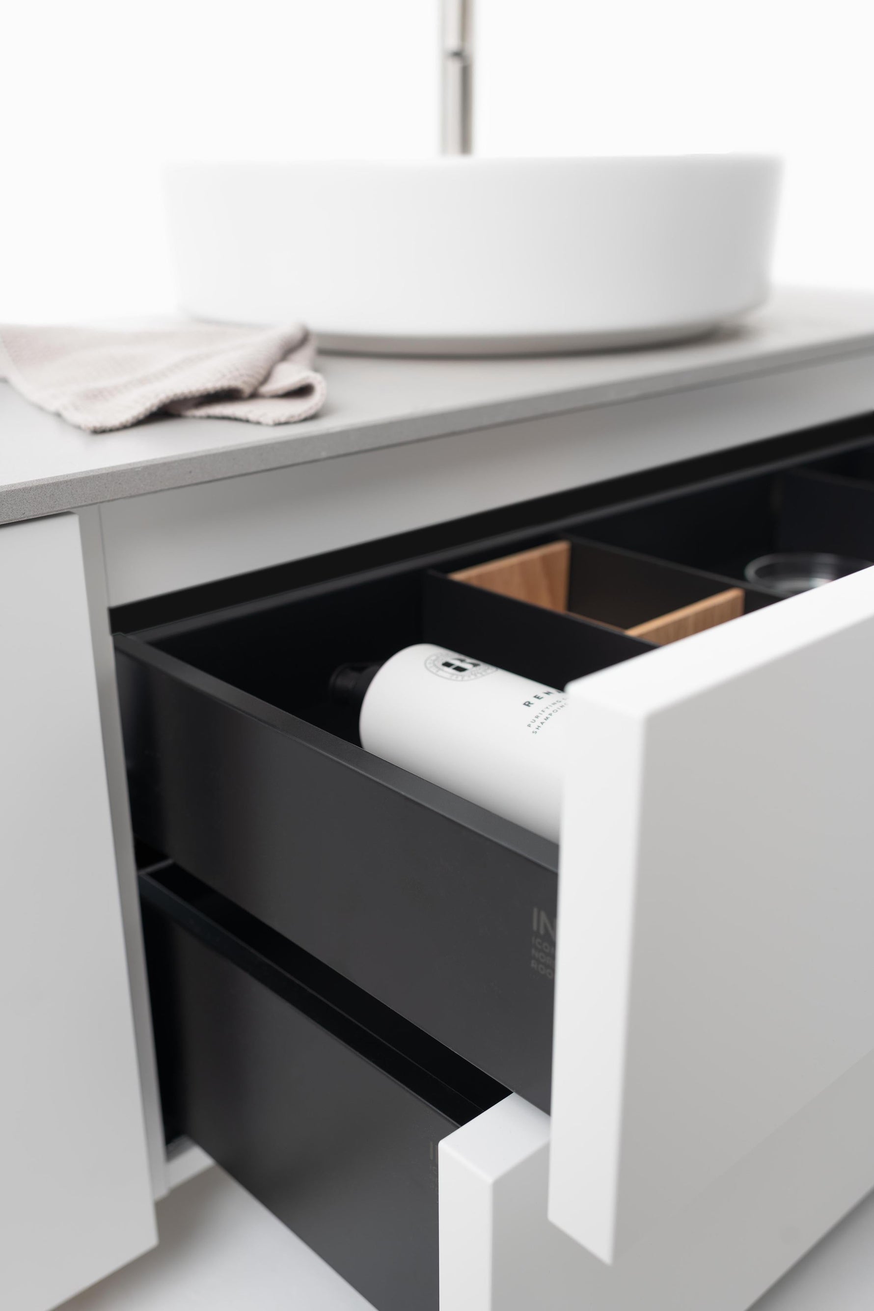 Kommod INR Air Solid 160 E, Premium White, vy snett framifrån