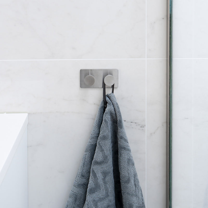 Kroklist med 2 krokar Base 210 Borstat rostfritt Beslag Design bild 2