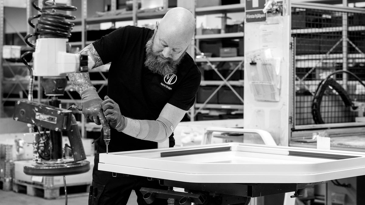 Hantverkare monterar duschkar på Macro Designs fabrik i Laholm