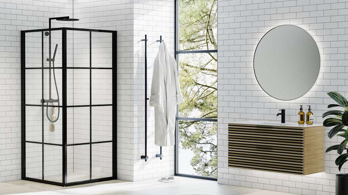 Macro Design handdukstork i svart bredvid dusch med svarta profiler